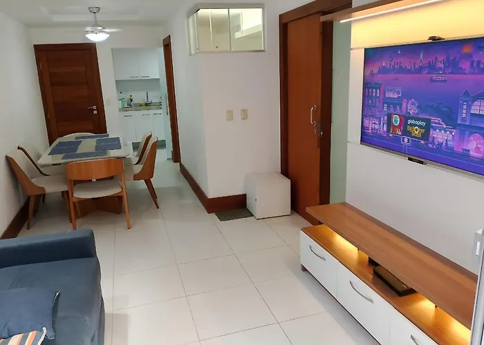Bonito Apto PÉ NA AREIA aprox 50M da Praia do Forte Cabo Frio confortável aconchegante bem localizado com 90m2 ar cond nos 2 qtos tv a cabo Premiere Netflix Internet 600mb Fica no prédio lanch Play Gui e rest Vira Verão Pacote Semana Santa 4 dias ou,